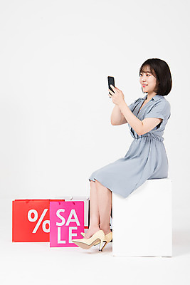 포토 JPG 스튜디오촬영 전신 응시 원피스 여자 구두 모바일 실내 한명 미소 들기 누끼 앉기 20대 성인 옆모습 여름 스마트폰 쇼핑 쇼핑백 세일 한국인 즐거움 흰배경 온라인쇼핑 모바일쇼핑 성인여자한명만 국내포토 1 시선 옷 계절 감정 뷰포인트 백그라운드 신발 가방 모션 표정 사람 동양인 청년 내부 핸드폰 스마트기기 흰색 온라인 여자한명만 성인여자만 파일형식