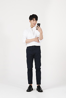 포토 JPG 스튜디오촬영 전신 응시 남자 구두 모바일 실내 한명 서기 들기 누끼 20대 성인 앞모습 여름 스마트폰 쇼핑 세일 한국인 즐거움 흰배경 온라인쇼핑 모바일쇼핑 세미정장 성인남자한명만 국내포토 1 시선 계절 감정 뷰포인트 백그라운드 신발 모션 사람 동양인 정장 청년 내부 핸드폰 스마트기기 흰색 온라인 남자한명만 성인남자만 파일형식