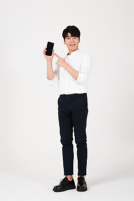 포토 JPG 스튜디오촬영 전신 남자 구두 모바일 실내 한명 미소 들기 누끼 20대 성인 앞모습 여름 스마트폰 쇼핑 세일 한국인 가리킴 즐거움 흰배경 온라인쇼핑 모바일쇼핑 세미정장 성인남자한명만 국내포토 1 계절 감정 뷰포인트 백그라운드 신발 모션 표정 사람 동양인 정장 손짓 청년 내부 핸드폰 스마트기기 흰색 온라인 남자한명만 성인남자만 파일형식