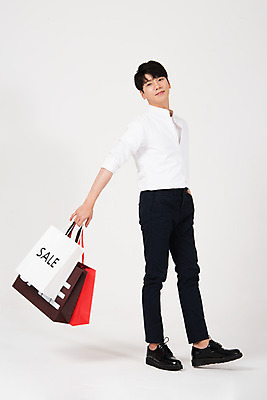 포토 JPG 스튜디오촬영 전신 남자 구두 실내 한명 서기 들기 누끼 20대 성인 옆모습 여름 쇼핑 쇼핑백 세일 한국인 즐거움 흰배경 세미정장 성인남자한명만 국내포토 1 계절 감정 뷰포인트 백그라운드 신발 가방 모션 사람 동양인 정장 청년 내부 흰색 남자한명만 성인남자만 파일형식