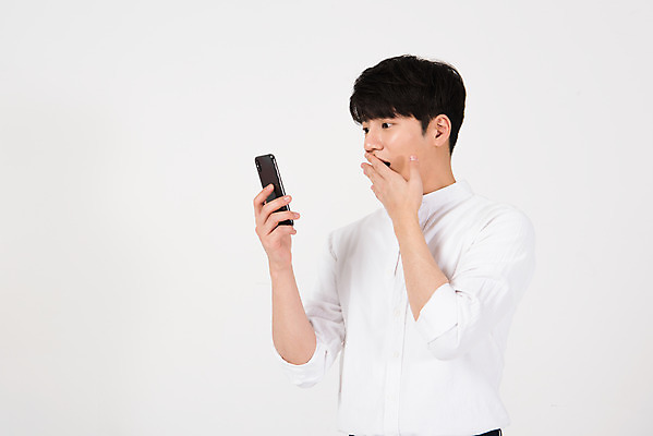 포토 JPG 스튜디오촬영 응시 남자 모바일 실내 한명 들기 누끼 상반신 20대 성인 옆모습 여름 스마트폰 쇼핑 세일 놀람 한국인 즐거움 흰배경 온라인쇼핑 모바일쇼핑 세미정장 성인남자한명만 국내포토 1 시선 계절 감정 뷰포인트 백그라운드 모션 표정 사람 동양인 정장 청년 내부 핸드폰 스마트기기 흰색 온라인 남자한명만 성인남자만 파일형식