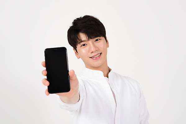 포토 JPG 스튜디오촬영 남자 모바일 실내 한명 미소 들기 누끼 상반신 20대 성인 앞모습 여름 스마트폰 쇼핑 세일 한국인 즐거움 흰배경 온라인쇼핑 보여주기 모바일쇼핑 세미정장 성인남자한명만 국내포토 1 계절 감정 뷰포인트 백그라운드 모션 표정 사람 동양인 정장 청년 내부 핸드폰 스마트기기 흰색 온라인 남자한명만 성인남자만 파일형식