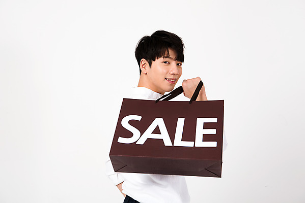포토 JPG 스튜디오촬영 남자 실내 한명 서기 미소 들기 누끼 상반신 20대 성인 옆모습 여름 쇼핑 쇼핑백 세일 한국인 즐거움 흰배경 세미정장 성인남자한명만 국내포토 1 계절 감정 뷰포인트 백그라운드 가방 모션 표정 사람 동양인 정장 청년 내부 흰색 남자한명만 성인남자만 파일형식