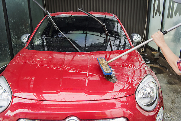 포토 JPG 주간 손 남자 자동차 한명 들기 성인 야외 신체부위 청결 거품 한국인 닦기 세차 세차장 와이퍼 차청소 청소용솔 성인남자한명만 손세차 셀프세차 국내포토 자연요소 1 육상교통 모션 사람 동양인 위생 청소도구 청소 남자한명만 성인남자만 파일형식