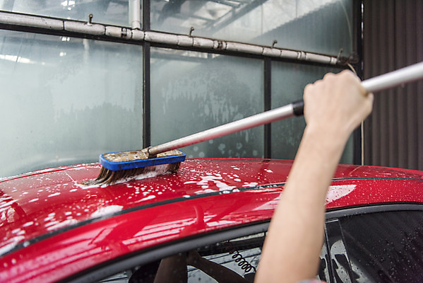 포토 JPG 주간 손 남자 자동차 한명 들기 성인 야외 신체부위 청결 거품 한국인 닦기 세차 세차장 차청소 청소용솔 성인남자한명만 손세차 셀프세차 국내포토 자연요소 1 육상교통 모션 사람 동양인 위생 청소도구 청소 남자한명만 성인남자만 파일형식