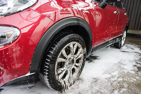 포토 JPG 주간 자동차 사람없음 야외 청결 거품 바퀴 지저분함 타이어 닦기 세차 세차장 차청소 손세차 셀프세차 국내포토 자연요소 육상교통 모션 감각 위생 청소 파일형식