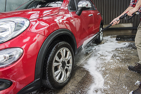 포토 JPG 주간 남자 자동차 한명 서기 들기 성인 야외 옆모습 청결 한국인 하반신 바퀴 차바퀴 뿌리기 타이어 닦기 분사 세차 물뿌리기 분사기 세차장 차청소 성인남자한명만 손세차 셀프세차 국내포토 자연요소 1 육상교통 뷰포인트 모션 사람 동양인 위생 청소 남자한명만 성인남자만 파일형식
