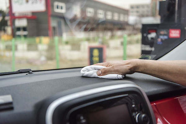 포토 JPG 주간 손 남자 자동차 한명 성인 야외 신체부위 청결 한국인 닦기 차안 세차 세차장 손걸레 차청소 성인남자한명만 손세차 셀프세차 실내세차 국내포토 자연요소 1 육상교통 모션 사람 동양인 위생 청소 걸레 남자한명만 성인남자만 파일형식