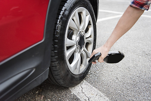 포토 JPG 주간 손 남자 자동차 한명 성인 야외 신체부위 청결 한국인 바퀴 차바퀴 뿌리기 타이어 스프레이 닦기 세차 세차장 차청소 성인남자한명만 손세차 셀프세차 국내포토 자연요소 1 육상교통 모션 사람 동양인 위생 청소 남자한명만 성인남자만 파일형식