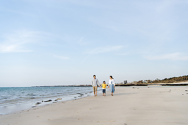 포토 JPG 주간 전신 여자 남자 딸 행복 어린이 바다 여행 가족 하늘 엄마 가족여행 성인 해변 야외 앞모습 세명 30대 제주시 걷기 손잡기 맑음 화목 봄 한국인 가족라이프 아빠 핵가족 즐거움 바다여행 한림읍 금능해수욕장 국내포토 자연요소 라이프스타일 계절 감정 뷰포인트 컨셉 관계 모션 날씨 사람 동양인 장년 제주도 해수욕장 파일형식