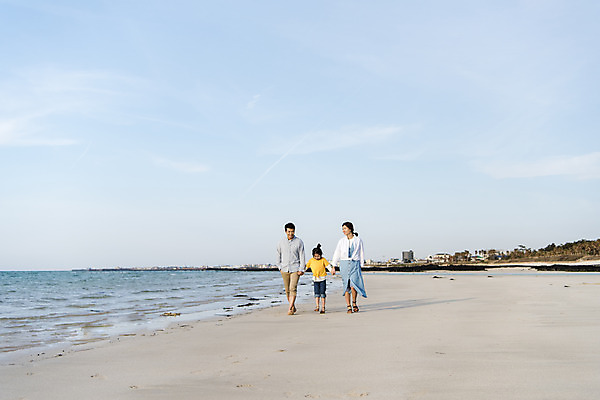 포토 JPG 주간 전신 여자 남자 딸 행복 어린이 바다 여행 가족 하늘 엄마 가족여행 성인 해변 야외 앞모습 세명 30대 제주시 걷기 손잡기 맑음 화목 봄 한국인 가족라이프 아빠 핵가족 즐거움 바다여행 한림읍 금능해수욕장 국내포토 자연요소 라이프스타일 계절 감정 뷰포인트 컨셉 관계 모션 날씨 사람 동양인 장년 제주도 해수욕장 파일형식
