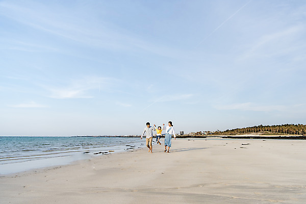 포토 JPG 주간 전신 여자 남자 딸 행복 어린이 바다 여행 가족 하늘 엄마 가족여행 들기 성인 해변 야외 앞모습 세명 30대 제주시 걷기 손잡기 맑음 화목 봄 한국인 가족라이프 아빠 핵가족 즐거움 바다여행 한림읍 금능해수욕장 국내포토 자연요소 라이프스타일 계절 감정 뷰포인트 컨셉 관계 모션 날씨 사람 동양인 장년 제주도 해수욕장 파일형식