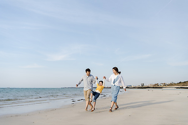 포토 JPG 주간 전신 여자 남자 딸 행복 어린이 바다 여행 가족 하늘 엄마 가족여행 들기 성인 해변 야외 앞모습 세명 30대 제주시 걷기 손잡기 맑음 점프 화목 봄 한국인 가족라이프 아빠 핵가족 즐거움 바다여행 한림읍 금능해수욕장 국내포토 자연요소 라이프스타일 계절 감정 뷰포인트 컨셉 관계 모션 날씨 사람 동양인 장년 제주도 해수욕장 파일형식