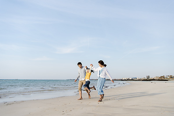 포토 JPG 주간 전신 여자 남자 딸 행복 어린이 바다 여행 가족 하늘 엄마 가족여행 성인 해변 야외 옆모습 세명 30대 제주시 걷기 손잡기 맑음 점프 화목 봄 한국인 가족라이프 아빠 핵가족 즐거움 바다여행 한림읍 금능해수욕장 국내포토 자연요소 라이프스타일 계절 감정 뷰포인트 컨셉 관계 모션 날씨 사람 동양인 장년 제주도 해수욕장 파일형식