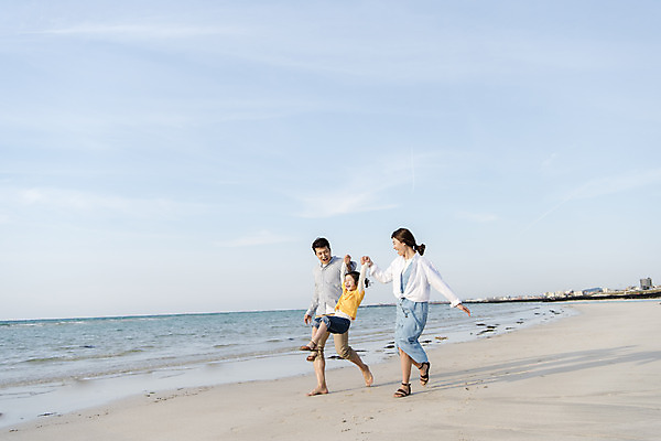 포토 JPG 주간 전신 여자 남자 딸 행복 어린이 바다 여행 가족 하늘 엄마 가족여행 들기 성인 해변 야외 옆모습 세명 30대 제주시 걷기 손잡기 맑음 점프 화목 봄 한국인 가족라이프 아빠 핵가족 즐거움 바다여행 한림읍 금능해수욕장 국내포토 자연요소 라이프스타일 계절 감정 뷰포인트 컨셉 관계 모션 날씨 사람 동양인 장년 제주도 해수욕장 파일형식