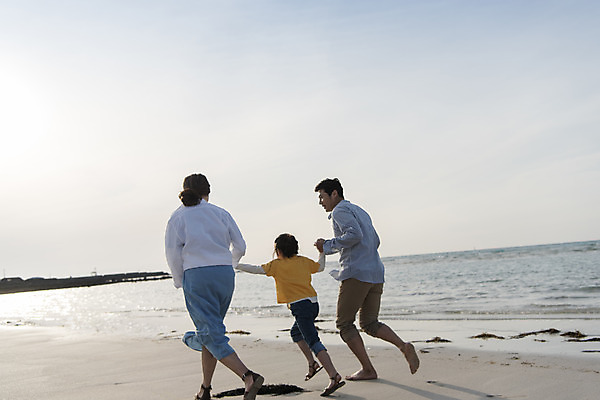 포토 JPG 주간 전신 여자 남자 딸 행복 어린이 바다 여행 가족 하늘 엄마 가족여행 성인 해변 야외 뒷모습 세명 30대 제주시 걷기 손잡기 맑음 화목 봄 한국인 가족라이프 아빠 핵가족 즐거움 바다여행 한림읍 금능해수욕장 국내포토 자연요소 라이프스타일 계절 감정 뷰포인트 컨셉 관계 모션 날씨 사람 동양인 장년 제주도 해수욕장 파일형식