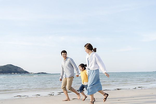 포토 JPG 주간 전신 여자 남자 딸 행복 어린이 바다 여행 가족 하늘 엄마 가족여행 성인 해변 야외 옆모습 세명 30대 제주시 걷기 손잡기 맑음 화목 봄 한국인 가족라이프 아빠 핵가족 즐거움 바다여행 한림읍 금능해수욕장 국내포토 자연요소 라이프스타일 계절 감정 뷰포인트 컨셉 관계 모션 날씨 사람 동양인 장년 제주도 해수욕장 파일형식