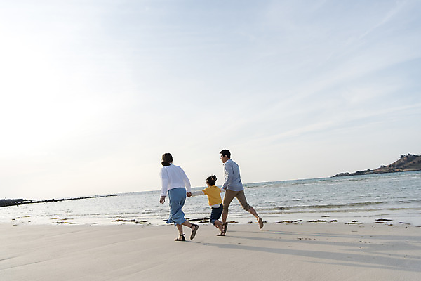 포토 JPG 주간 전신 여자 남자 딸 행복 어린이 바다 여행 가족 하늘 엄마 가족여행 성인 해변 야외 뒷모습 세명 30대 제주시 걷기 손잡기 맑음 화목 봄 한국인 가족라이프 아빠 핵가족 즐거움 바다여행 한림읍 금능해수욕장 국내포토 자연요소 라이프스타일 계절 감정 뷰포인트 컨셉 관계 모션 날씨 사람 동양인 장년 제주도 해수욕장 파일형식