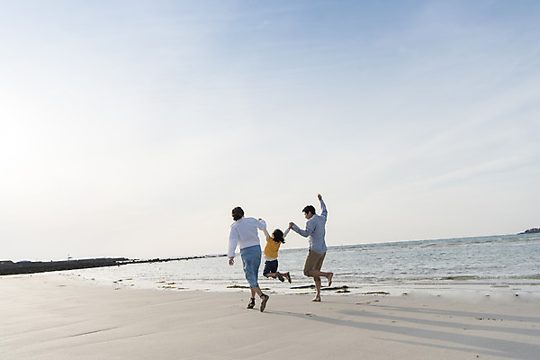 포토 JPG 주간 전신 여자 남자 딸 행복 어린이 바다 여행 가족 하늘 엄마 가족여행 성인 해변 야외 뒷모습 세명 30대 제주시 걷기 손잡기 맑음 화목 봄 한국인 가족라이프 아빠 핵가족 즐거움 바다여행 한림읍 금능해수욕장 국내포토 자연요소 라이프스타일 계절 감정 뷰포인트 컨셉 관계 모션 날씨 사람 동양인 장년 제주도 해수욕장 파일형식