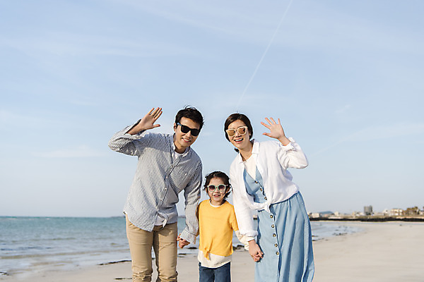 포토 JPG 주간 여자 남자 딸 행복 어린이 바다 여행 가족 하늘 엄마 가족여행 미소 상반신 성인 해변 야외 세명 30대 선글라스 제주시 손잡기 맑음 화목 봄 한국인 가족라이프 아빠 핵가족 즐거움 손인사 바다여행 한림읍 금능해수욕장 국내포토 자연요소 라이프스타일 계절 감정 안경 컨셉 관계 모션 날씨 표정 사람 동양인 장년 제주도 인사 해수욕장 파일형식