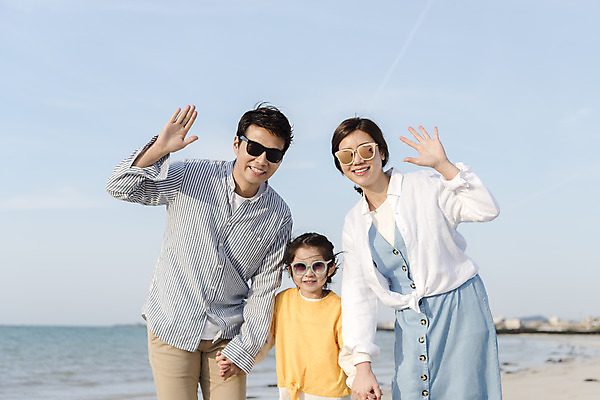 포토 JPG 주간 여자 남자 딸 행복 어린이 바다 여행 가족 하늘 엄마 가족여행 미소 상반신 성인 해변 야외 세명 30대 선글라스 제주시 손잡기 맑음 화목 봄 한국인 가족라이프 아빠 핵가족 즐거움 손인사 바다여행 한림읍 금능해수욕장 국내포토 자연요소 라이프스타일 계절 감정 안경 컨셉 관계 모션 날씨 표정 사람 동양인 장년 제주도 인사 해수욕장 파일형식