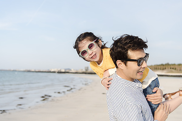 포토 JPG 주간 여자 남자 딸 행복 어린이 바다 여행 장난 가족 안기 하늘 가족여행 서기 들기 상반신 성인 해변 야외 두명 옆모습 30대 선글라스 제주시 맑음 화목 봄 한국인 가족라이프 아빠 핵가족 즐거움 바다여행 한림읍 부녀 금능해수욕장 국내포토 자연요소 라이프스타일 계절 감정 안경 뷰포인트 컨셉 관계 모션 날씨 사람 동양인 장년 제주도 해수욕장 파일형식