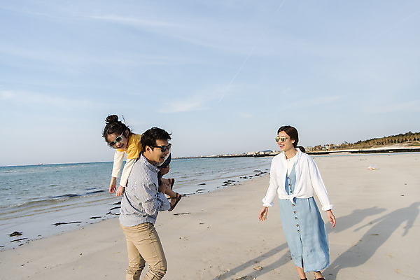 포토 JPG 주간 전신 여자 남자 딸 행복 어린이 바다 여행 장난 가족 안기 하늘 엄마 가족여행 서기 들기 상반신 성인 해변 야외 앞모습 옆모습 세명 30대 선글라스 제주시 맑음 화목 봄 한국인 가족라이프 아빠 핵가족 즐거움 바다여행 한림읍 금능해수욕장 국내포토 자연요소 라이프스타일 계절 감정 안경 뷰포인트 컨셉 관계 모션 날씨 사람 동양인 장년 제주도 해수욕장 파일형식