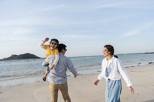포토 JPG 주간 전신 여자 남자 딸 행복 어린이 바다 여행 장난 가족 안기 하늘 엄마 가족여행 서기 들기 상반신 성인 해변 야외 앞모습 옆모습 뒷모습 세명 30대 선글라스 제주시 맑음 화목 봄 한국인 가족라이프 아빠 핵가족 즐거움 바다여행 한림읍 금능해수욕장 국내포토 자연요소 라이프스타일 계절 감정 안경 뷰포인트 컨셉 관계 모션 날씨 사람 동양인 장년 제주도 해수욕장 파일형식