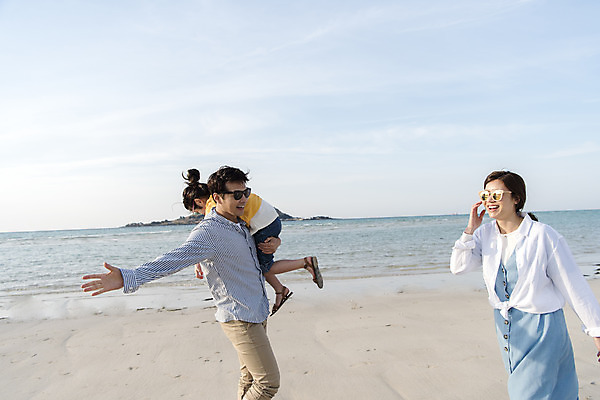 포토 JPG 주간 전신 여자 남자 딸 행복 어린이 바다 여행 장난 가족 안기 하늘 엄마 가족여행 서기 들기 상반신 성인 해변 야외 옆모습 세명 30대 선글라스 제주시 맑음 화목 봄 한국인 가족라이프 아빠 핵가족 즐거움 바다여행 한림읍 금능해수욕장 국내포토 자연요소 라이프스타일 계절 감정 안경 뷰포인트 컨셉 관계 모션 날씨 사람 동양인 장년 제주도 해수욕장 파일형식