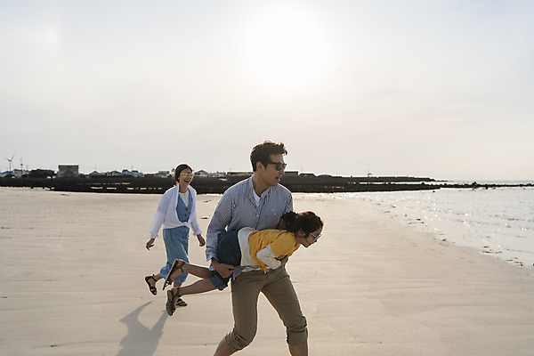 포토 JPG 주간 전신 여자 남자 딸 행복 어린이 바다 여행 장난 가족 안기 하늘 엄마 가족여행 들기 상반신 성인 해변 야외 옆모습 세명 30대 선글라스 제주시 맑음 화목 봄 한국인 가족라이프 아빠 핵가족 즐거움 바다여행 한림읍 금능해수욕장 국내포토 자연요소 라이프스타일 계절 감정 안경 뷰포인트 컨셉 관계 모션 날씨 사람 동양인 장년 제주도 해수욕장 파일형식