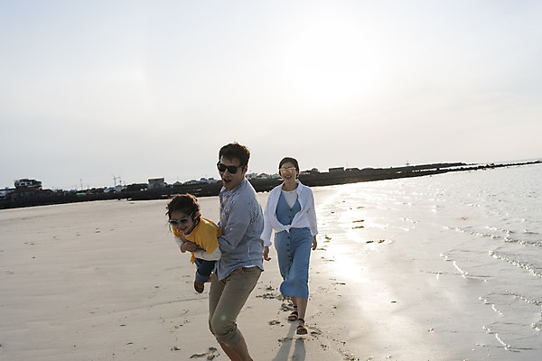 포토 JPG 주간 전신 여자 남자 딸 행복 어린이 바다 여행 장난 가족 안기 하늘 엄마 가족여행 들기 상반신 성인 해변 야외 앞모습 옆모습 세명 30대 선글라스 제주시 맑음 화목 봄 한국인 가족라이프 아빠 핵가족 즐거움 바다여행 한림읍 금능해수욕장 국내포토 자연요소 라이프스타일 계절 감정 안경 뷰포인트 컨셉 관계 모션 날씨 사람 동양인 장년 제주도 해수욕장 파일형식