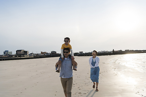 포토 JPG 주간 전신 여자 남자 딸 행복 어린이 바다 여행 가족 하늘 엄마 가족여행 상반신 성인 해변 야외 앞모습 세명 30대 선글라스 제주시 걷기 맑음 화목 봄 산책 한국인 가족라이프 목말 아빠 핵가족 즐거움 바다여행 한림읍 금능해수욕장 국내포토 자연요소 라이프스타일 계절 감정 안경 뷰포인트 컨셉 관계 모션 날씨 휴식 사람 동양인 장년 제주도 해수욕장 파일형식