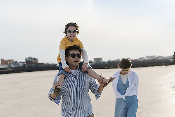 포토 JPG 주간 전신 여자 남자 딸 행복 어린이 바다 여행 가족 하늘 엄마 가족여행 상반신 성인 해변 야외 앞모습 세명 30대 선글라스 제주시 걷기 맑음 화목 봄 산책 한국인 가족라이프 목말 아빠 핵가족 즐거움 바다여행 한림읍 금능해수욕장 국내포토 자연요소 라이프스타일 계절 감정 안경 뷰포인트 컨셉 관계 모션 날씨 휴식 사람 동양인 장년 제주도 해수욕장 파일형식