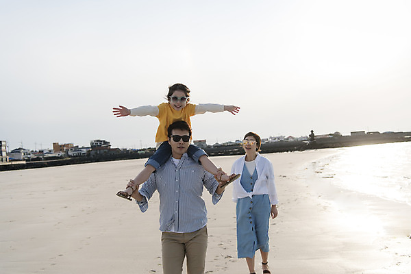포토 JPG 주간 전신 여자 남자 딸 행복 어린이 바다 여행 가족 하늘 엄마 팔벌리기 가족여행 상반신 성인 해변 야외 앞모습 세명 30대 선글라스 제주시 걷기 맑음 화목 봄 산책 한국인 가족라이프 목말 아빠 핵가족 즐거움 바다여행 한림읍 금능해수욕장 국내포토 자연요소 라이프스타일 계절 감정 안경 뷰포인트 컨셉 관계 모션 날씨 휴식 사람 동양인 장년 제주도 해수욕장 파일형식