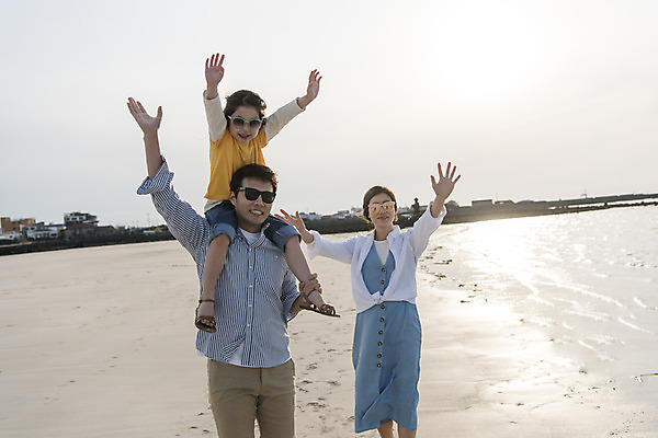 포토 JPG 주간 전신 여자 남자 딸 행복 어린이 바다 여행 가족 하늘 엄마 가족여행 서기 상반신 성인 해변 야외 앞모습 세명 30대 선글라스 제주시 맑음 화목 봄 산책 만세 한국인 가족라이프 목말 아빠 핵가족 즐거움 손인사 바다여행 한림읍 금능해수욕장 국내포토 자연요소 라이프스타일 계절 감정 안경 뷰포인트 컨셉 관계 모션 날씨 휴식 사람 동양인 장년 제주도 인사 해수욕장 파일형식