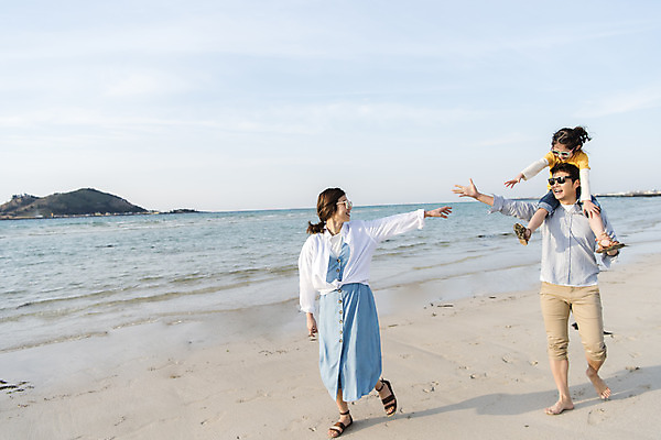 포토 JPG 주간 전신 여자 남자 딸 행복 어린이 바다 여행 가족 하늘 엄마 가족여행 성인 해변 야외 앞모습 세명 30대 선글라스 제주시 걷기 맑음 화목 봄 산책 한국인 가족라이프 목말 아빠 핵가족 즐거움 손뻗기 바다여행 한림읍 금능해수욕장 국내포토 자연요소 라이프스타일 계절 감정 안경 뷰포인트 컨셉 관계 모션 날씨 휴식 사람 동양인 장년 제주도 해수욕장 파일형식