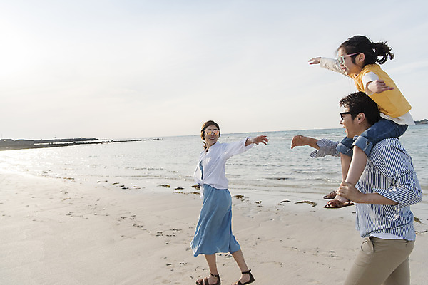 포토 JPG 주간 전신 여자 남자 딸 행복 어린이 바다 여행 가족 하늘 엄마 가족여행 상반신 성인 해변 야외 옆모습 세명 30대 선글라스 제주시 걷기 맑음 화목 봄 산책 한국인 가족라이프 목말 아빠 핵가족 즐거움 손뻗기 바다여행 한림읍 금능해수욕장 국내포토 자연요소 라이프스타일 계절 감정 안경 뷰포인트 컨셉 관계 모션 날씨 휴식 사람 동양인 장년 제주도 해수욕장 파일형식