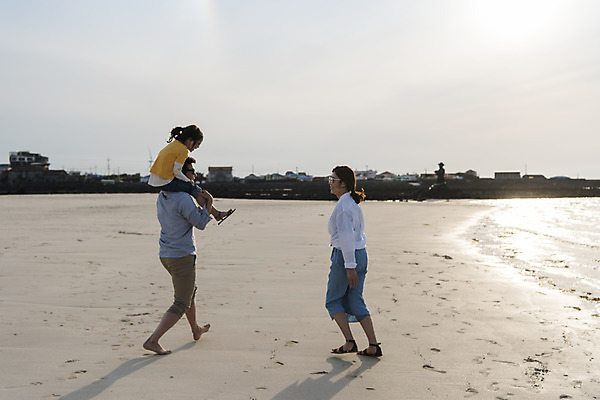 포토 JPG 주간 전신 여자 남자 딸 행복 어린이 바다 여행 가족 하늘 엄마 가족여행 성인 해변 야외 옆모습 세명 30대 선글라스 제주시 맑음 화목 봄 산책 한국인 가족라이프 목말 아빠 핵가족 즐거움 바다여행 한림읍 금능해수욕장 국내포토 자연요소 라이프스타일 계절 감정 안경 뷰포인트 컨셉 관계 모션 날씨 휴식 사람 동양인 장년 제주도 해수욕장 파일형식