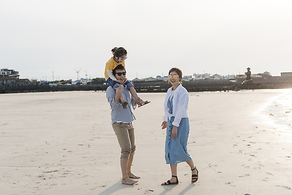 포토 JPG 주간 전신 여자 남자 딸 행복 어린이 바다 여행 가족 하늘 엄마 가족여행 성인 해변 야외 옆모습 세명 30대 선글라스 제주시 맑음 화목 봄 산책 한국인 가족라이프 목말 아빠 핵가족 즐거움 바다여행 한림읍 금능해수욕장 국내포토 자연요소 라이프스타일 계절 감정 안경 뷰포인트 컨셉 관계 모션 날씨 휴식 사람 동양인 장년 제주도 해수욕장 파일형식