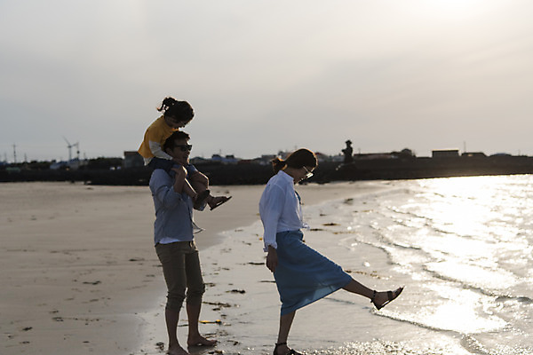 포토 JPG 주간 전신 여자 남자 딸 행복 어린이 바다 여행 가족 물장구 하늘 엄마 가족여행 서기 성인 해변 야외 옆모습 세명 30대 선글라스 제주시 맑음 화목 봄 산책 한국인 가족라이프 목말 아빠 핵가족 즐거움 바다여행 한림읍 금능해수욕장 국내포토 자연요소 라이프스타일 계절 감정 안경 뷰포인트 컨셉 관계 모션 물놀이 날씨 휴식 사람 동양인 장년 제주도 해수욕장 파일형식