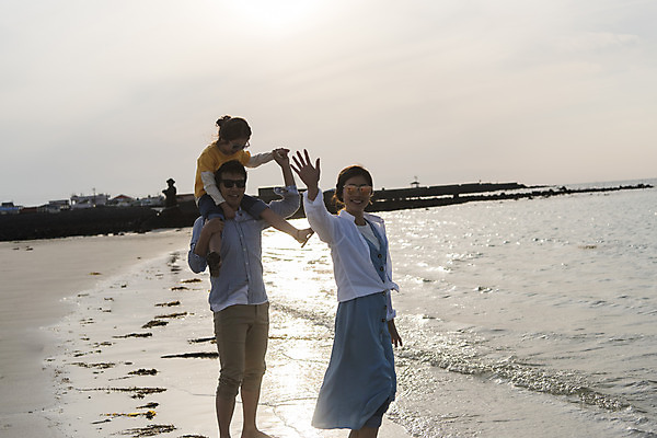 포토 JPG 주간 전신 여자 남자 딸 행복 어린이 바다 여행 가족 하늘 엄마 가족여행 미소 성인 해변 야외 앞모습 세명 30대 선글라스 제주시 맑음 화목 봄 산책 한국인 가족라이프 목말 아빠 핵가족 즐거움 손인사 바다여행 한림읍 금능해수욕장 국내포토 자연요소 라이프스타일 계절 감정 안경 뷰포인트 컨셉 관계 모션 날씨 휴식 표정 사람 동양인 장년 제주도 인사 해수욕장 파일형식