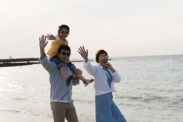 포토 JPG 주간 전신 여자 남자 딸 행복 어린이 바다 여행 가족 하늘 엄마 가족여행 미소 상반신 성인 해변 야외 옆모습 세명 30대 선글라스 제주시 맑음 화목 봄 산책 한국인 가족라이프 목말 아빠 핵가족 즐거움 손인사 바다여행 한림읍 금능해수욕장 국내포토 자연요소 라이프스타일 계절 감정 안경 뷰포인트 컨셉 관계 모션 날씨 휴식 표정 사람 동양인 장년 제주도 인사 해수욕장 파일형식