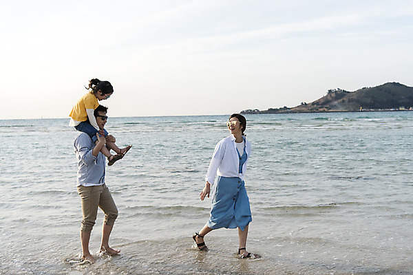 포토 JPG 주간 전신 여자 남자 딸 행복 어린이 바다 여행 가족 하늘 엄마 가족여행 성인 해변 야외 옆모습 세명 30대 선글라스 제주시 걷기 맑음 화목 봄 산책 한국인 가족라이프 목말 아빠 핵가족 즐거움 바다여행 한림읍 금능해수욕장 국내포토 자연요소 라이프스타일 계절 감정 안경 뷰포인트 컨셉 관계 모션 날씨 휴식 사람 동양인 장년 제주도 해수욕장 파일형식