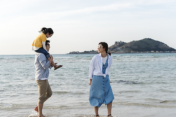 포토 JPG 주간 전신 여자 남자 딸 행복 어린이 바다 여행 가족 하늘 엄마 가족여행 성인 해변 야외 옆모습 세명 30대 선글라스 제주시 맑음 화목 봄 산책 한국인 가족라이프 뒤돌아보기 목말 아빠 핵가족 즐거움 바다여행 한림읍 금능해수욕장 국내포토 자연요소 라이프스타일 계절 감정 안경 뷰포인트 컨셉 관계 모션 날씨 휴식 사람 동양인 장년 제주도 해수욕장 파일형식