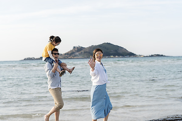 포토 JPG 주간 전신 여자 남자 딸 행복 어린이 바다 여행 가족 하늘 엄마 가족여행 미소 상반신 성인 해변 야외 옆모습 세명 30대 선글라스 제주시 걷기 맑음 화목 봄 산책 한국인 가족라이프 목말 아빠 핵가족 즐거움 손인사 바다여행 한림읍 금능해수욕장 국내포토 자연요소 라이프스타일 계절 감정 안경 뷰포인트 컨셉 관계 모션 날씨 휴식 표정 사람 동양인 장년 제주도 인사 해수욕장 파일형식