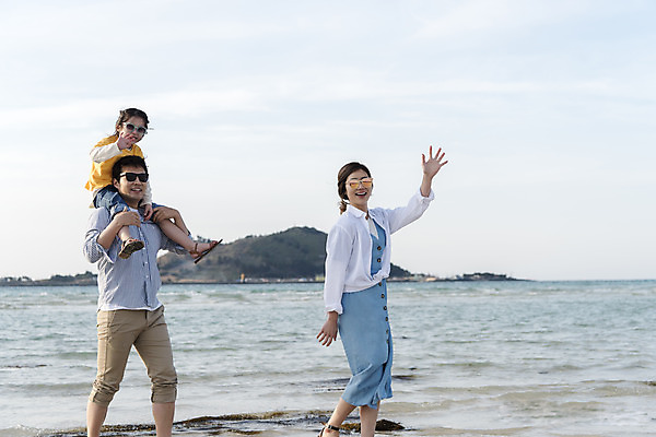 포토 JPG 주간 전신 여자 남자 딸 행복 어린이 바다 여행 가족 하늘 엄마 가족여행 상반신 성인 해변 야외 옆모습 세명 30대 선글라스 제주시 걷기 맑음 화목 봄 산책 한국인 가족라이프 목말 아빠 핵가족 즐거움 손인사 바다여행 한림읍 금능해수욕장 국내포토 자연요소 라이프스타일 계절 감정 안경 뷰포인트 컨셉 관계 모션 날씨 휴식 사람 동양인 장년 제주도 인사 해수욕장 파일형식