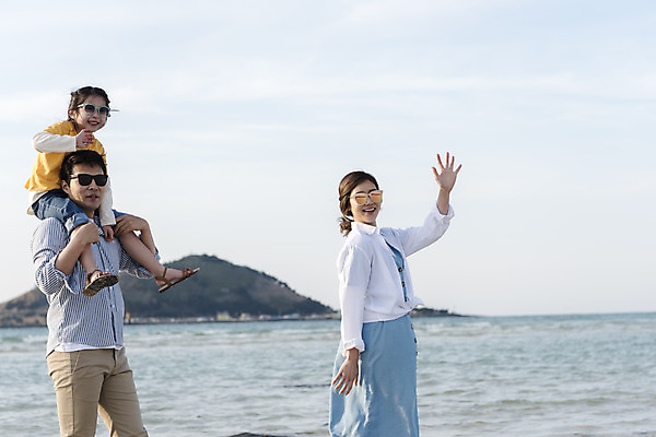 포토 JPG 주간 전신 여자 남자 딸 행복 어린이 바다 여행 가족 하늘 엄마 가족여행 상반신 성인 해변 야외 옆모습 세명 30대 선글라스 제주시 걷기 맑음 화목 봄 산책 한국인 가족라이프 목말 아빠 핵가족 즐거움 손인사 바다여행 한림읍 금능해수욕장 국내포토 자연요소 라이프스타일 계절 감정 안경 뷰포인트 컨셉 관계 모션 날씨 휴식 사람 동양인 장년 제주도 인사 해수욕장 파일형식