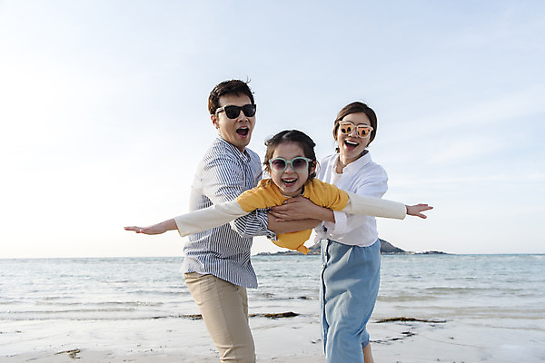 포토 JPG 주간 전신 여자 남자 딸 행복 어린이 바다 여행 장난 가족 하늘 엄마 가족여행 서기 미소 들기 상반신 성인 해변 야외 앞모습 옆모습 세명 30대 선글라스 제주시 맑음 화목 봄 한국인 가족라이프 아빠 핵가족 즐거움 바다여행 한림읍 금능해수욕장 국내포토 자연요소 라이프스타일 계절 감정 안경 뷰포인트 컨셉 관계 모션 날씨 표정 사람 동양인 장년 제주도 해수욕장 파일형식