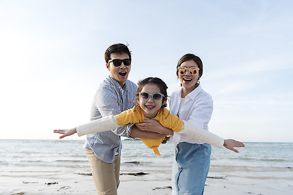 포토 JPG 주간 전신 여자 남자 딸 행복 어린이 바다 여행 장난 가족 하늘 엄마 가족여행 서기 미소 들기 상반신 성인 해변 야외 앞모습 옆모습 세명 30대 선글라스 제주시 맑음 화목 봄 한국인 가족라이프 아빠 핵가족 즐거움 바다여행 한림읍 금능해수욕장 국내포토 자연요소 라이프스타일 계절 감정 안경 뷰포인트 컨셉 관계 모션 날씨 표정 사람 동양인 장년 제주도 해수욕장 파일형식