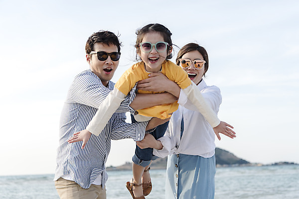 포토 JPG 주간 전신 여자 남자 딸 행복 어린이 바다 여행 장난 가족 하늘 엄마 가족여행 서기 미소 들기 상반신 성인 해변 야외 앞모습 옆모습 세명 30대 선글라스 제주시 맑음 화목 봄 한국인 가족라이프 아빠 핵가족 즐거움 바다여행 한림읍 금능해수욕장 국내포토 자연요소 라이프스타일 계절 감정 안경 뷰포인트 컨셉 관계 모션 날씨 표정 사람 동양인 장년 제주도 해수욕장 파일형식